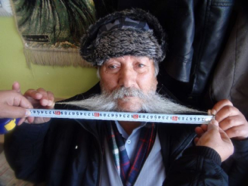 8 yıldır uzatıyor: Sadece oğluna kestiriyor