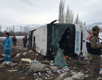 Sivas'ta yolcu otobüsü devrildi: 1 ölü, 36 yaralı