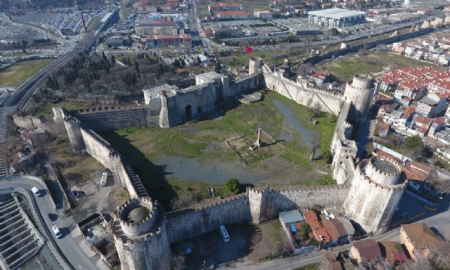 İstanbul'un can çekişen surları havadan görüntülendi