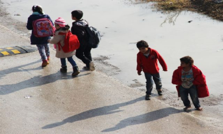 Akranları okul yolunda onlar yalın ayak yolda