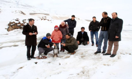 Buz tutan çayda kayak ve semaver keyfi