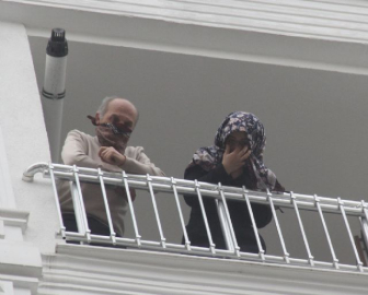 Çaresizce kurtarılmayı beklediler