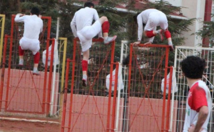 Kırmızı kart gören futbolcu tellerin üstünden atladı