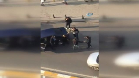 Taksim'de laf atma kavgası