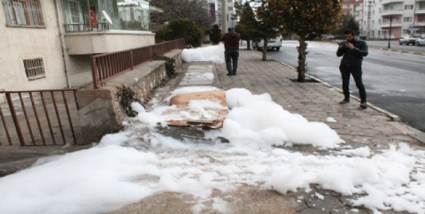 Niğde'de esrarengiz köpük