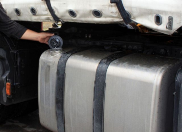 Park halindeki tırdan 230 litre mazot çaldılar