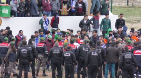 Taraftarlar sahaya indi: Ortalık karıştı