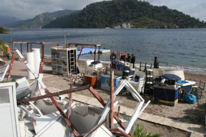 Marmaris'te sahildeki kaçak yapılar yıkılıyor