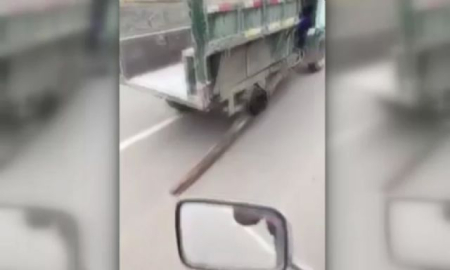 Bu kamyonetin bir tekerleği tahtadan