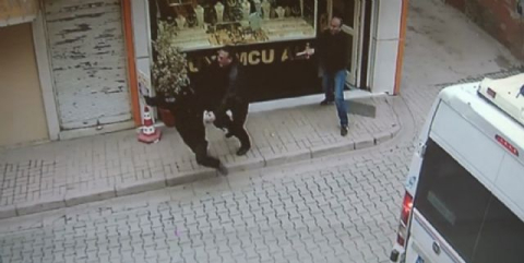 Altınları çalmak isteyen hırsızı tabancayla kovaladı