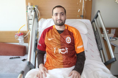 Çok istediği imzalı Galatasaray formasına kavuştu
