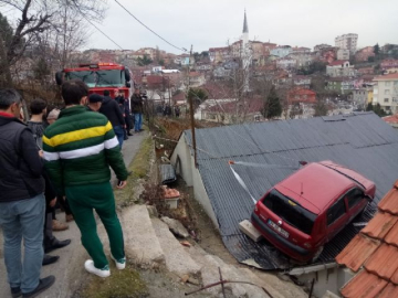 Kadın sürücü fren yerine gaza basınca...