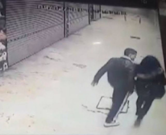 Tacizcinin genç kadına saldırısı kamerada