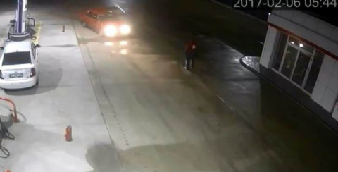Akaryakıt istasyonunda silahlı gasp girişimi kamerada