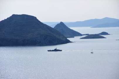 Türk ve Yunan botları burun buruna geldi
