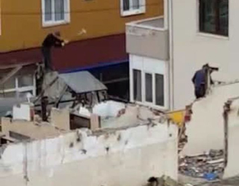 Üzerine bastıkları blokları balyozlarla kırdılar