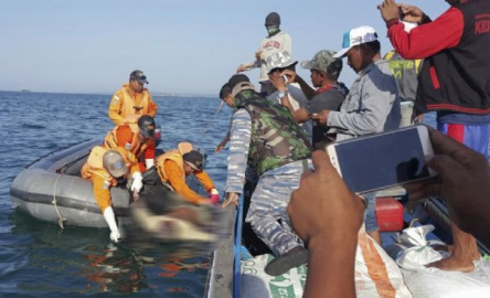 Malezya'da tekne alabora oldu: 13 kayıp