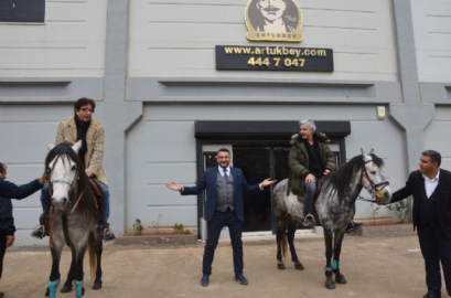 Uygur kardeşler ata bindi: Esprilere havada uçuştu