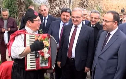Bakan Bozdağ'a sokak şarkıcısından 'Türkiyem' ziyafeti