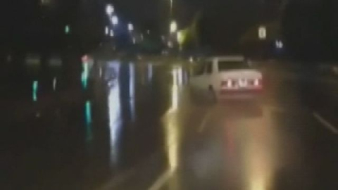 Trafik magandasının tehlikeli şovu yürekleri ağza getirdi
