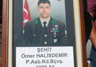 'Zekai Aksakallı, yerde vurulmuş halde yatan Ömer Halisdemir'i öptü'