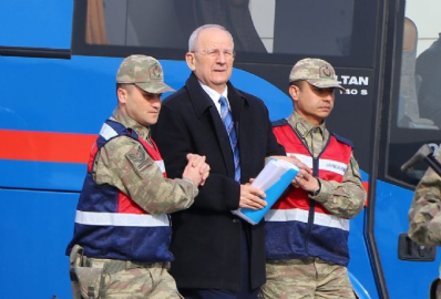 Adem Huduti, savunmasına 'dalga geçer gibi' başladı