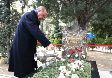 Erdoğan'dan Türkeş'in mezarına sürpriz ziyaret