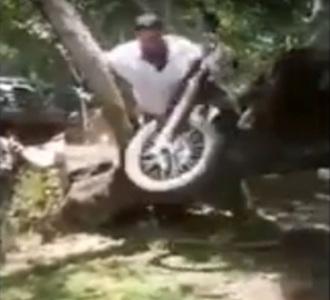 Motosikletiyle hava atmak isterken...