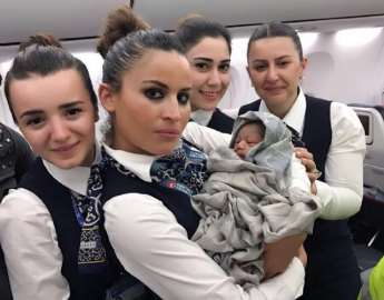 Kadın uçakta doğum yaptı