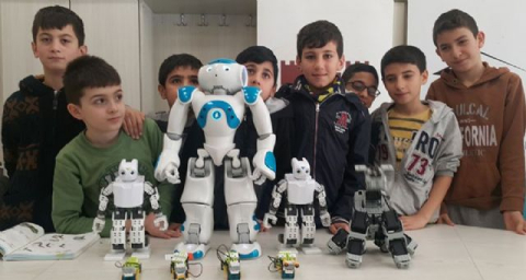 Bu robot zeybek oynuyor