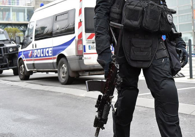 Paris'te silahlı saldırı: 1 polis yaşamını yitirdi