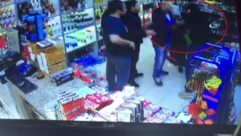 Yaşlı kadın acımasızca yumruklandı: O anlar kamerada