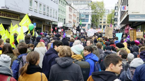 Aşırı ırkçı AfD'liler Köln'de protesto edildi