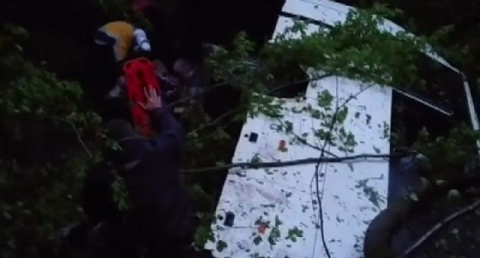 Minibüs 50 metreden uçuruma yuvarlandı