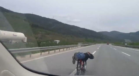 Hız tutkunu motosikletçilerin tehlikeli yolculuğu