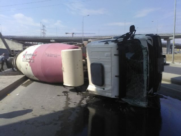 Başakşehir'de virajı alamayan beton mikseri yola devrildi