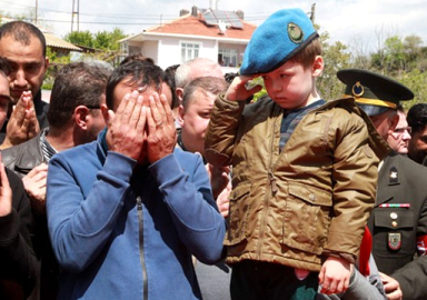 Şehit babaya asker selamı!