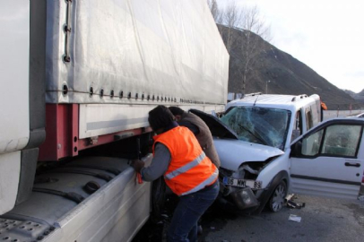 Panelvan tırın altına girdi: 2 yaralı