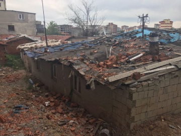 Gecekondunun tepesine tuğla yağdı