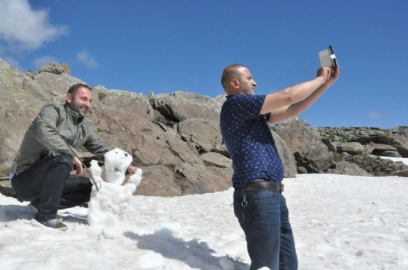 Mayıs ayında kardan adam yaptılar