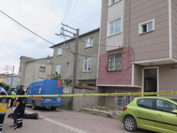 Eşinin evinde başka adam görünce dehşet saçtı