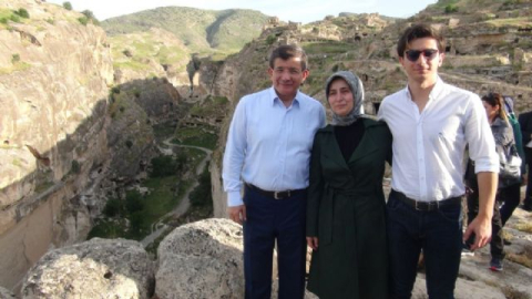 Eski Başbakan Davutoğlu Hasankeyf'i gezdi