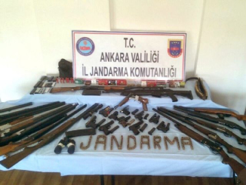 Başkent'te bir evden cephanelik çıktı