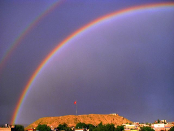 Tarihi kalede gökkuşağı resitali