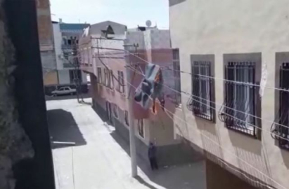 Halı elektrik tellerine düşünce...