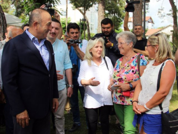 Bakan Çavuşoğlu yerleşik Almanlarla görüştü