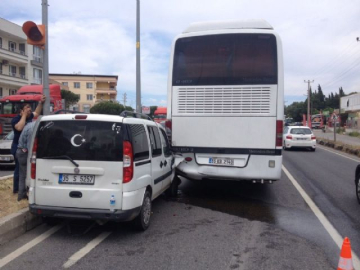 Kamyonet ile otobüs çarpıştı: 4 yaralı