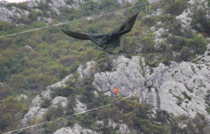 İpte 100 saat asılı kaldı, dünya rekoru kırdı