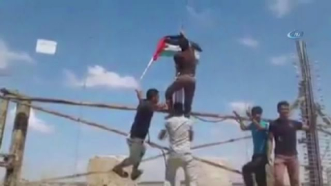İsrail'in askeri kapısına, Filistin bayrağını astılar