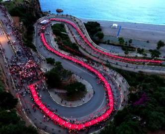 Konyaaltı varyantı 400 metrelik Türk bayrağıyla kaplandı